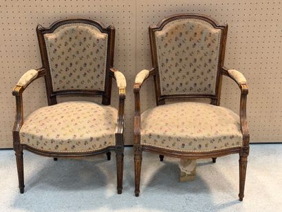 Paire de fauteuils chapeau de gendarme.
Un...