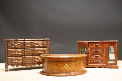Mobiliers de poupée et coffret à bijoux....