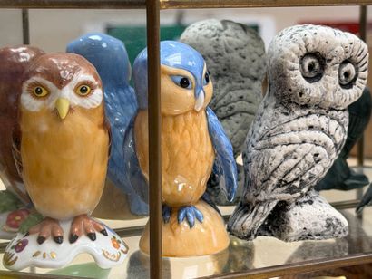 Petite vitrine moderne et collection de miniatures...