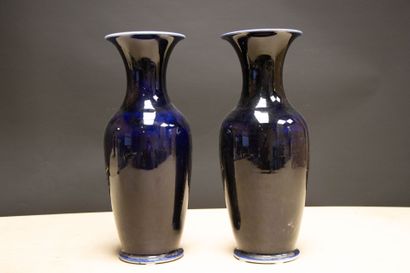 Paire de vases en porcelaine à décor de fleurs,...
