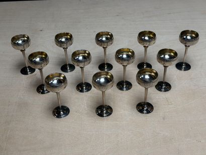 Douze verres à liqueur en métal argenté....