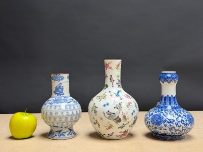 ASIE: Trois vases en porcelaine
Chine XX°
H:...