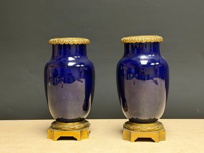 Deux pieds de lampes à pétrole en porcelaine...