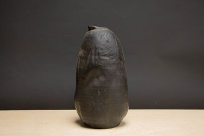 Vase en terre cuite. 
H. :31 cm.