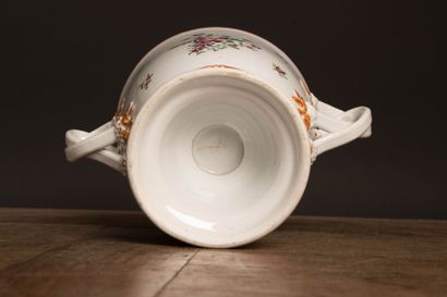 Grande coupe couverte en porcelaine, décor...