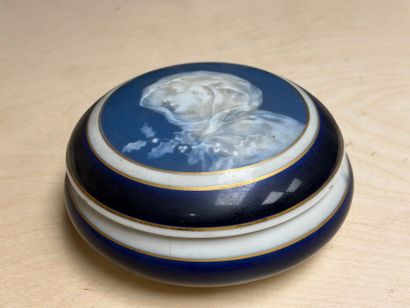 Quatre bonbonnières en porcelaine de Limoges...