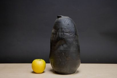 Vase en terre cuite. 
H. :31 cm.