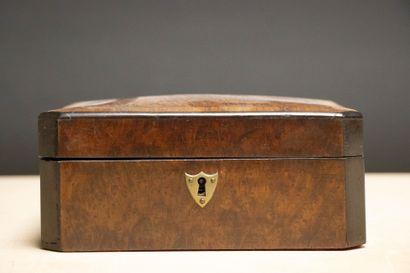 Coffret en placage de bois de loupe, intérieur...
