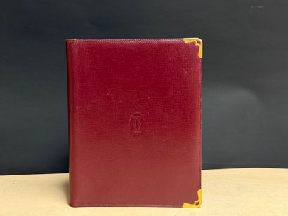 CARTIER Protège carnet en cuir bordeaux.
22...