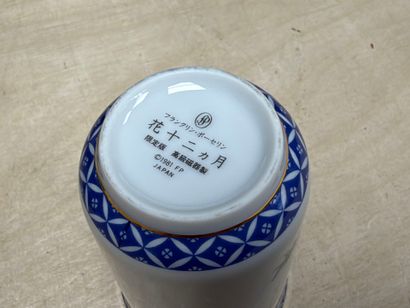 Douze tasses en porcelaine du Japon. 
H....