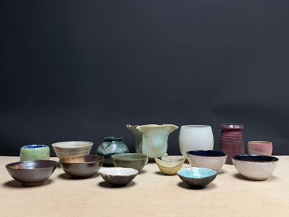 Lot de céramiques : bol, jardinière, cache...