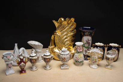 Lot de vases, pots couverts en faïence. 
H....