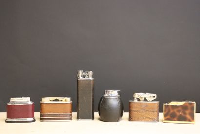 Collection de six briquets de table. 
H....