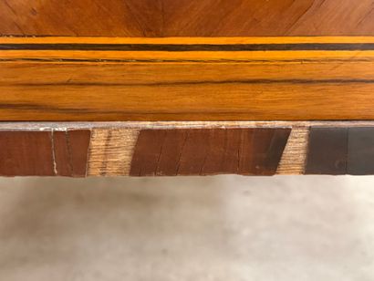 Petite commode en frisage ouvrant à trois...
