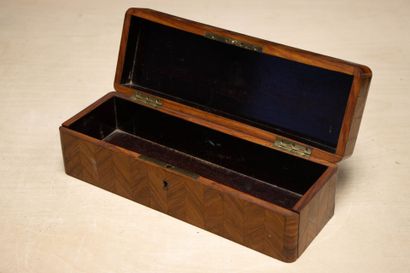 Ecritoire et boite à gants en bois de placage....