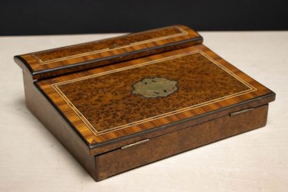 Ecritoire et boite à gants en bois de placage....