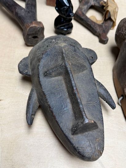 Important lot de sculptures et objets africains...