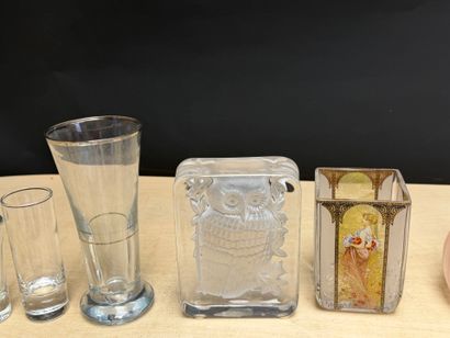 Lot de comprenant:
Carafe, vase, verres,...