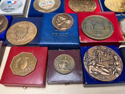 Lot de 24 médailles bronze et alliage; modernes...