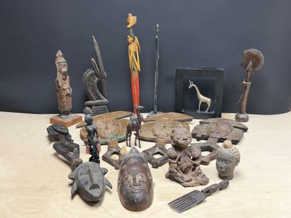 Important lot de sculptures et objets africains...