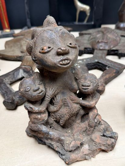 Important lot de sculptures et objets africains...