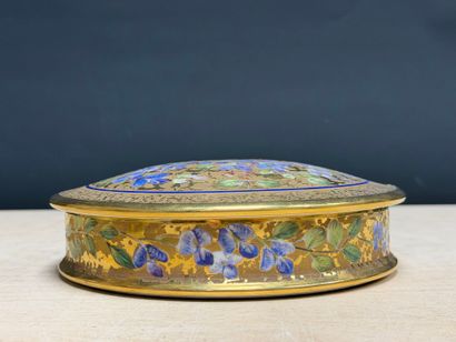 Quatre bonbonnières en porcelaine de Limoges...