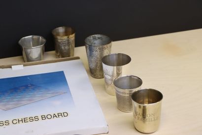 Lot comprenant : jeux d'échec en verre, encrier...