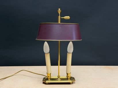 Lampe bouillotte avec abat-jour en tôle peinte.
H....