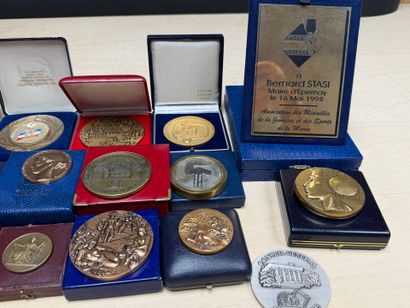 Lot de 24 médailles bronze et alliage; modernes...