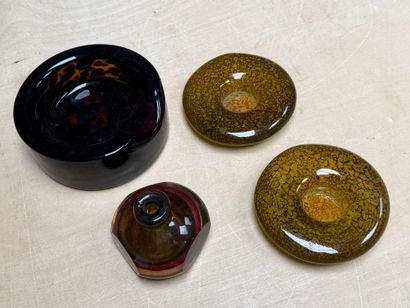 Lot de verrerie: Cendrier, deux bougeoirs...