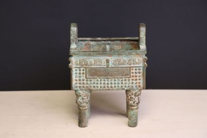 Brule parfum en bronze patiné.
CHINE style...
