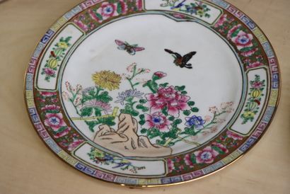 Huit assiettes en porcelaine de Chine XX°
D....