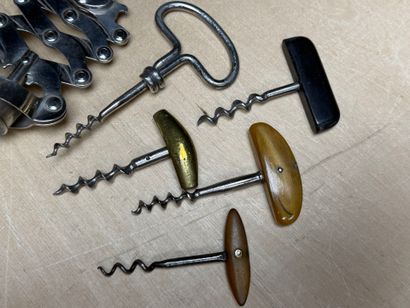 Collection de 8 tire-bouchons anciens.