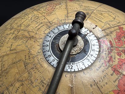 Globe terrestre Philips. 
H. :44 cm.