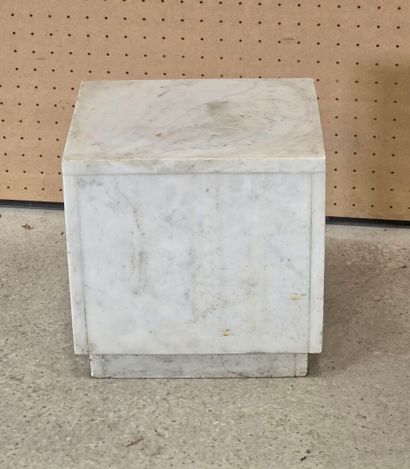 Cube support en placage de marbre blanc veiné
H:...