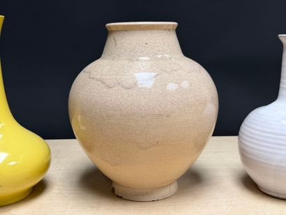 Trois vases en céramique. 
H. :28 cm, 30...