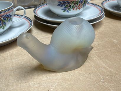 Lot de comprenant:
Carafe, vase, verres,...