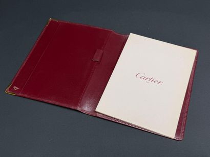 CARTIER Protège carnet en cuir bordeaux.
22...