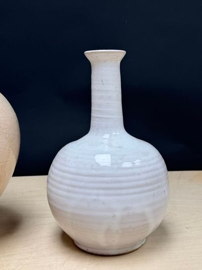Trois vases en céramique. 
H. :28 cm, 30...