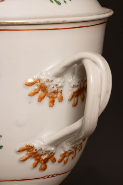 Grande coupe couverte en porcelaine, décor...