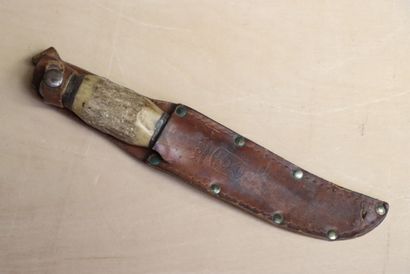 Couteau de chasse manche corne, dans son...