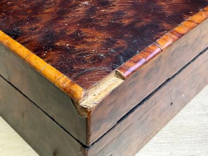 Coffret en placage loupe et marqueterie de...