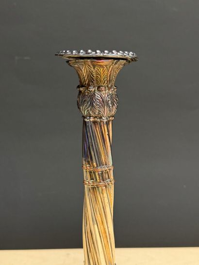 Paire de bougeoirs métal argenté à riche...