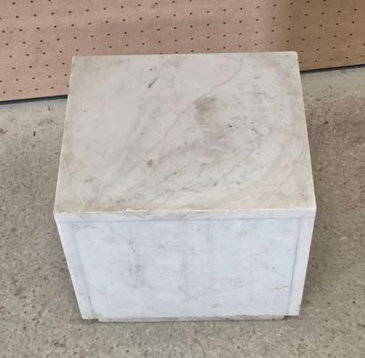 Cube support en placage de marbre blanc veiné
H:...
