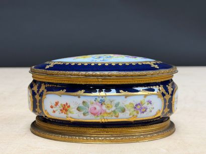 Quatre bonbonnières en porcelaine de Limoges...