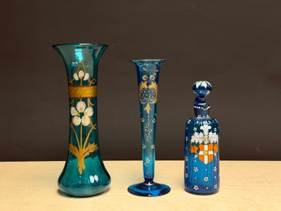 Deux vases en verre bleu et petite carafe...