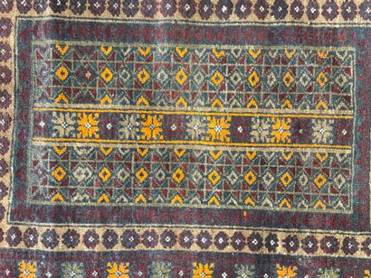 Tapis laine tissé main, marron et orange.
Afghanistan...