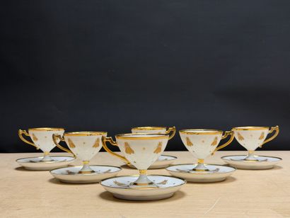 Six tasses et soucoupes en porcelaine à décor...