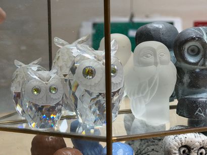 Petite vitrine moderne et collection de miniatures...