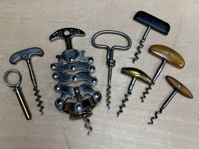 Collection de 8 tire-bouchons anciens.